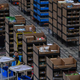 Empleados colocan los productos en estanterías que luego son movidos por robots en el almacén de Cainiao Smart Logistics Network, la filial de logística del gigante del comercio electrónico Alibaba, en Wuxi, provincia de Jiangsu en el este de China